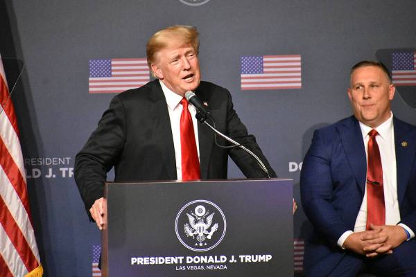 El expresidente Donald Trump visitó Las Vegas para encabezar un evento de campaña, donde crit ...