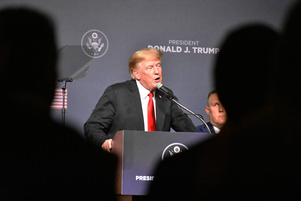 El expresidente Donald Trump visitó Las Vegas para encabezar un evento de campaña, donde crit ...