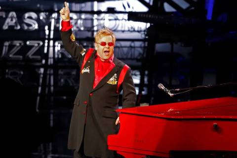 Elton John saluda al público durante su último concierto de "The Red Piano" en The Colosseum, ...