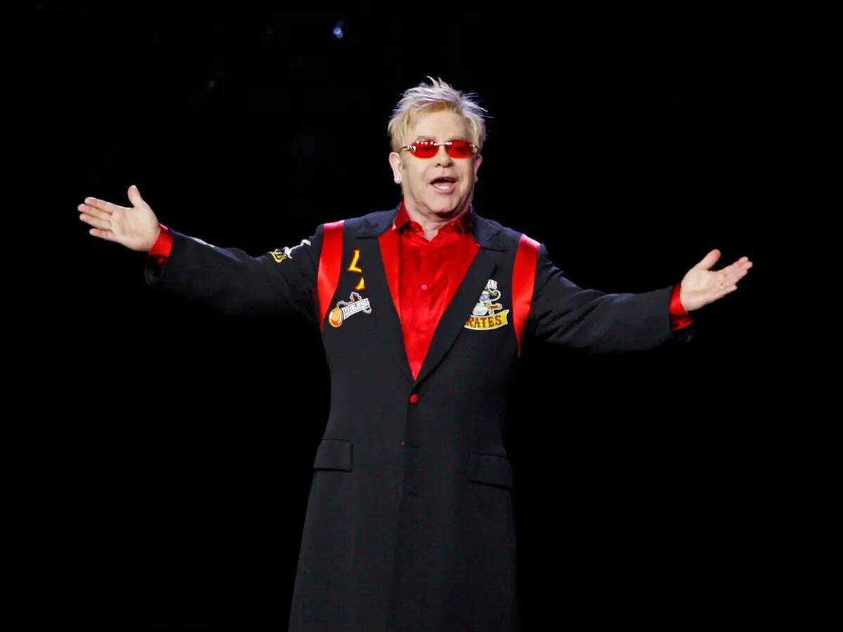 ARCHIVO DEL RJ*** DUANE PROKOP/LAS VEGAS REVIEW-JOURNAL. Elton John saluda al público durante ...