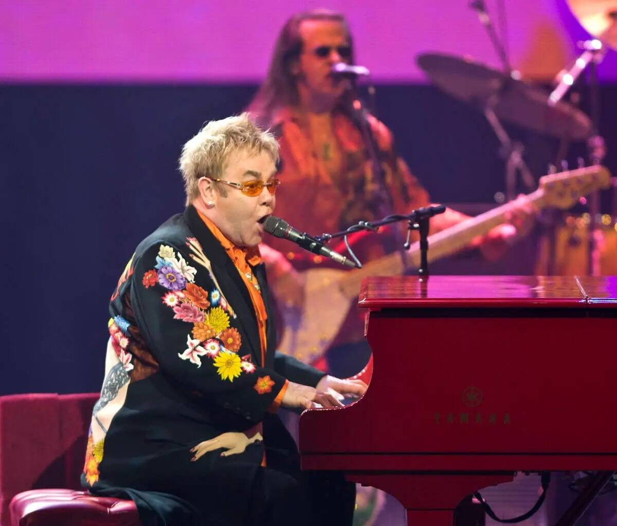 La superestrella del pop Elton John se presenta en el Colosseum, dentro del hotel-casino Caesar ...
