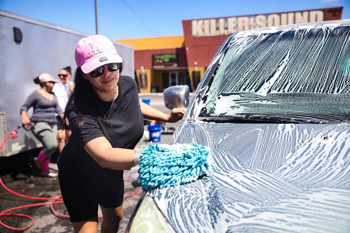 Melissa Salazar lava un auto en una recaudación de fondos para el entierro de Delia Luna-Rojo ...