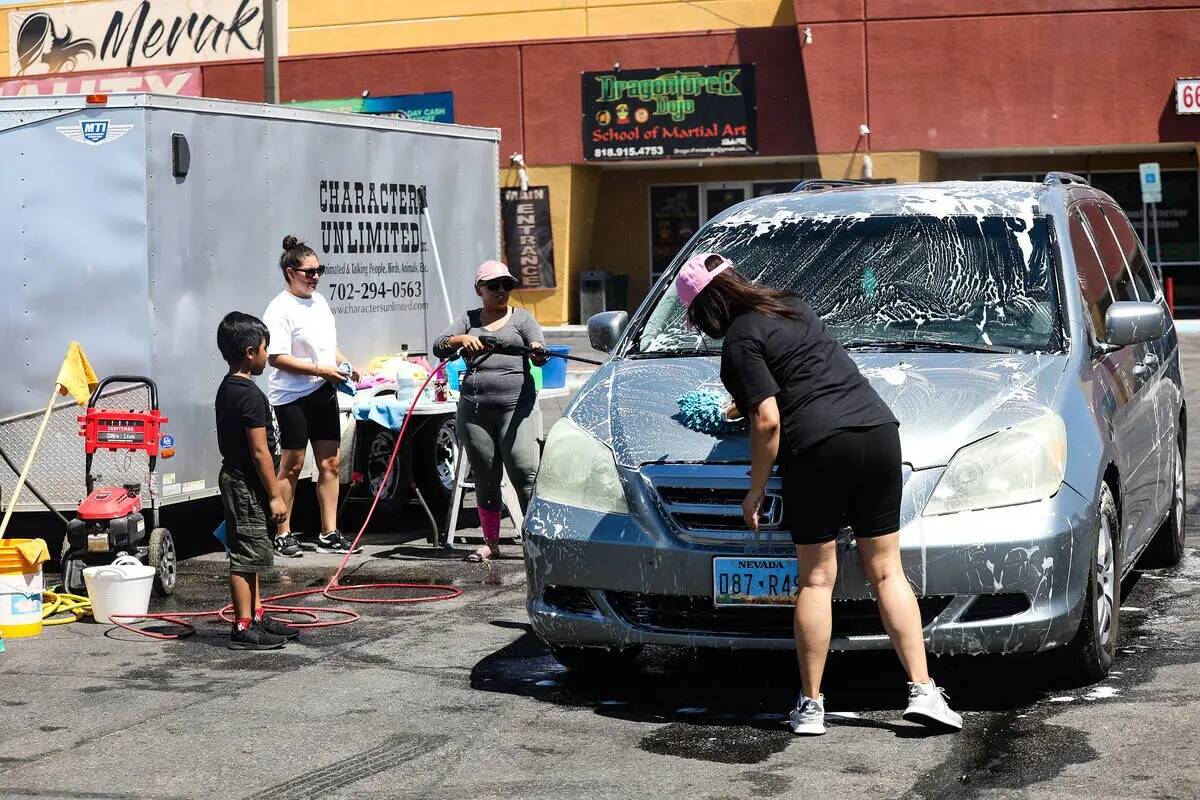 Familiares y amigos lavan un auto en una recaudación de fondos para el entierro de Delia Luna- ...