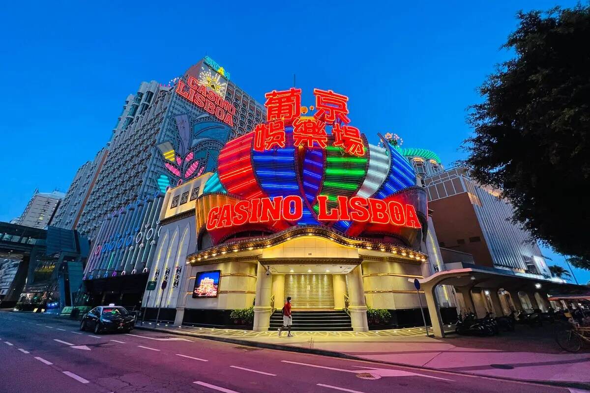 El Casino Lisboa está cerrado en Macao, el lunes 11 de julio de 2022. Las calles del centro de ...