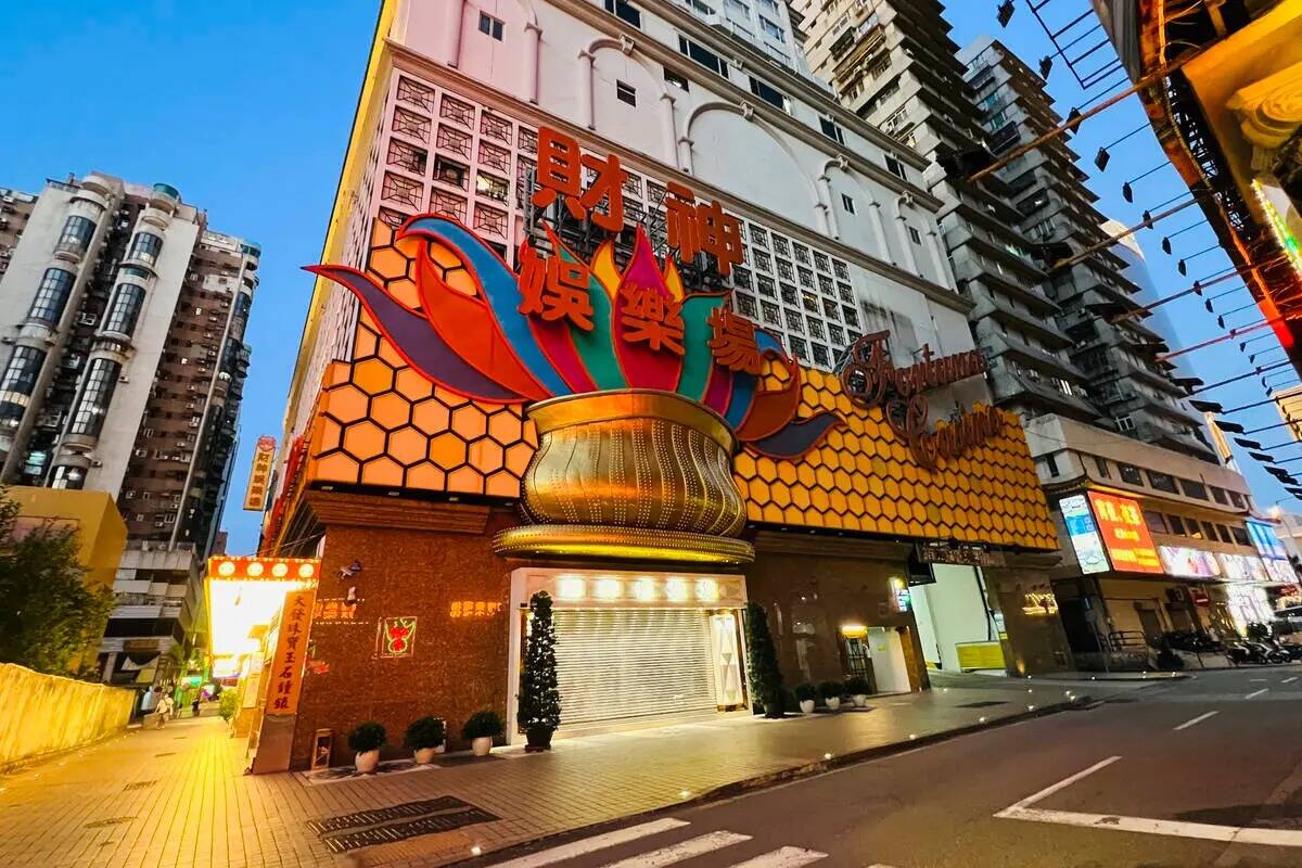 Un casino está cerrado en Macao, el lunes 11 de julio de 2022. Las calles del centro de apuest ...