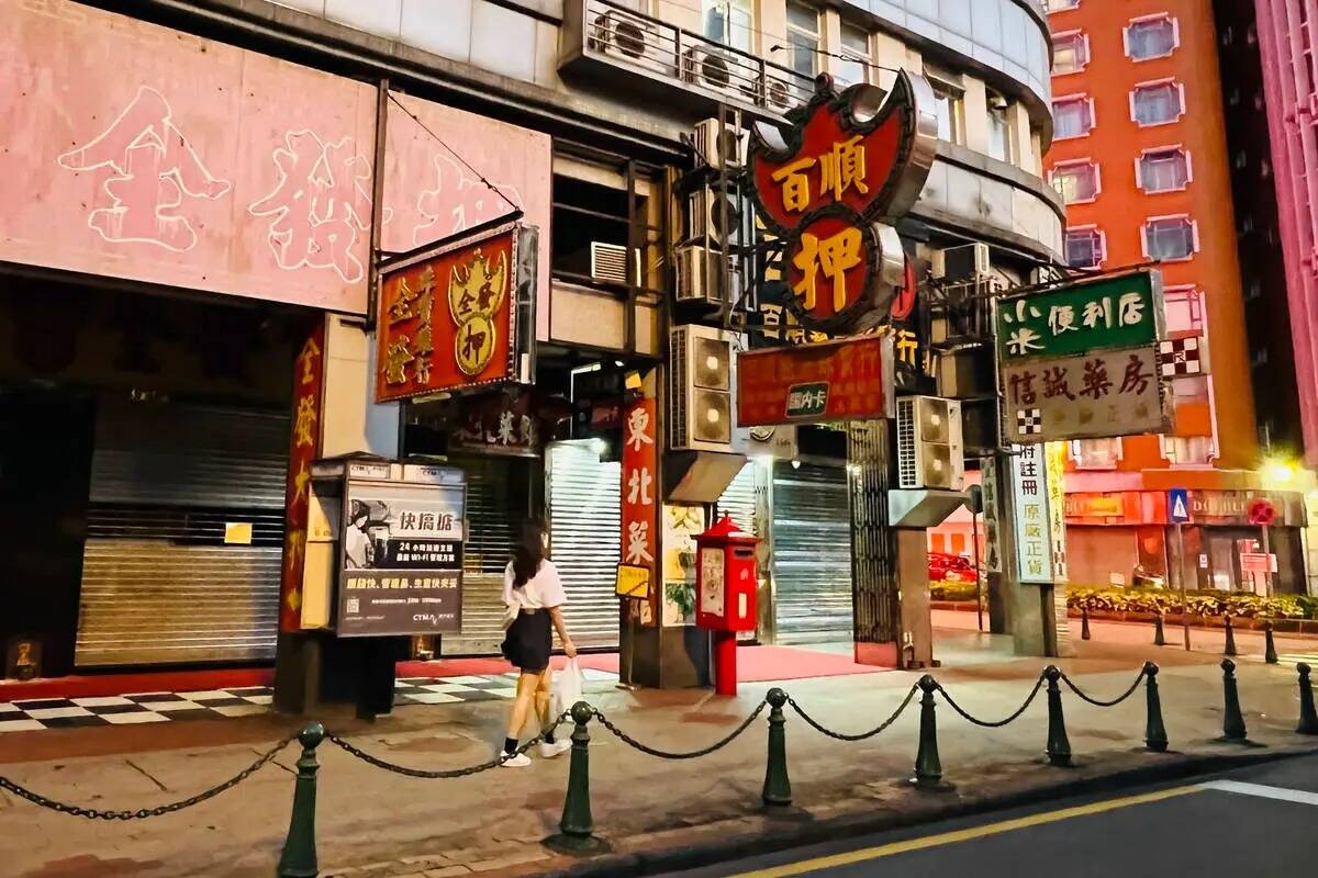 Las tiendas están cerradas en Macao, el lunes 11 de julio de 2022. Las calles del centro de ap ...
