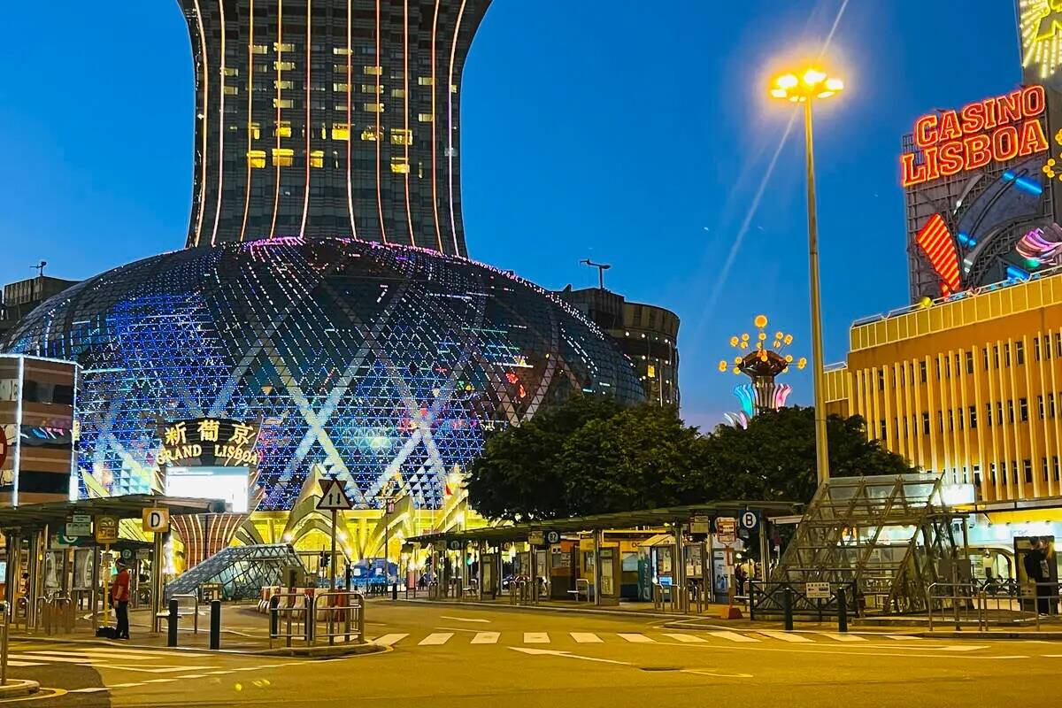 El Grand Lisboa, en el centro, está cerrado en Macao, el lunes 11 de julio de 2022. Las calles ...