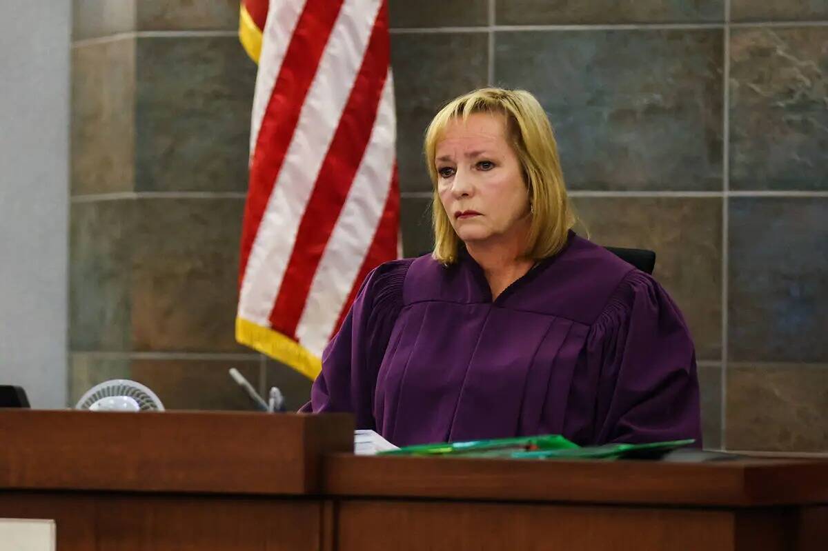 La jueza de paz de Las Vegas, Ann Zimmerman, preside una audiencia sobre el ex wide receiver de ...