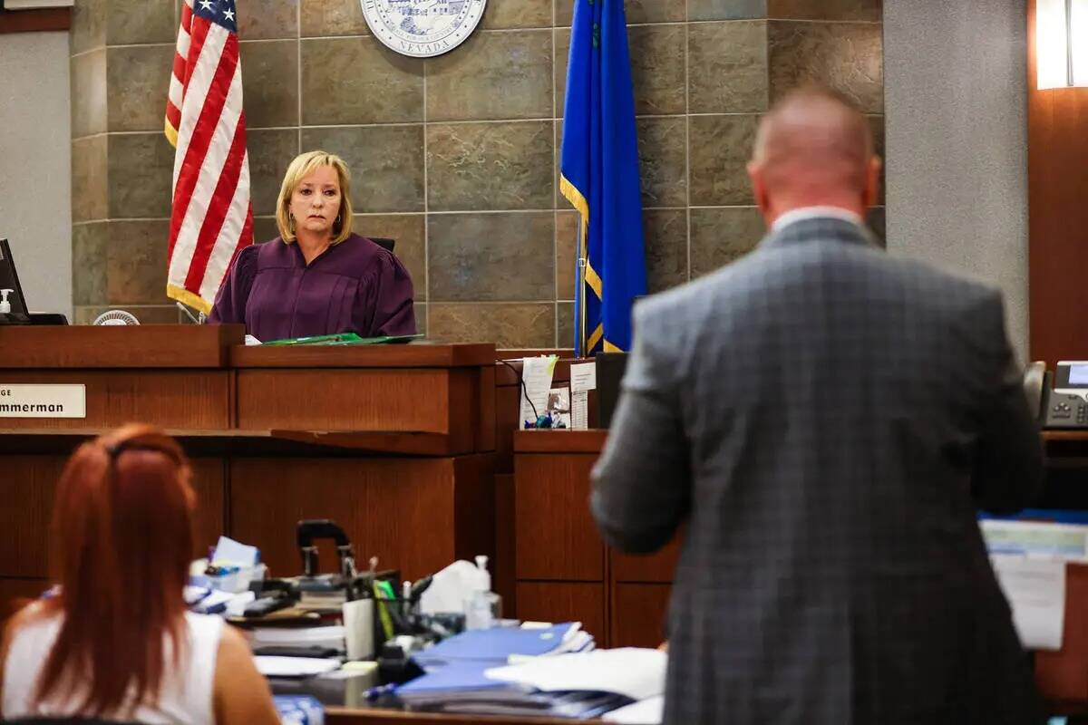 La jueza de paz de Las Vegas, Ann Zimmerman, escucha al fiscal Eric Bauman durante una audienci ...