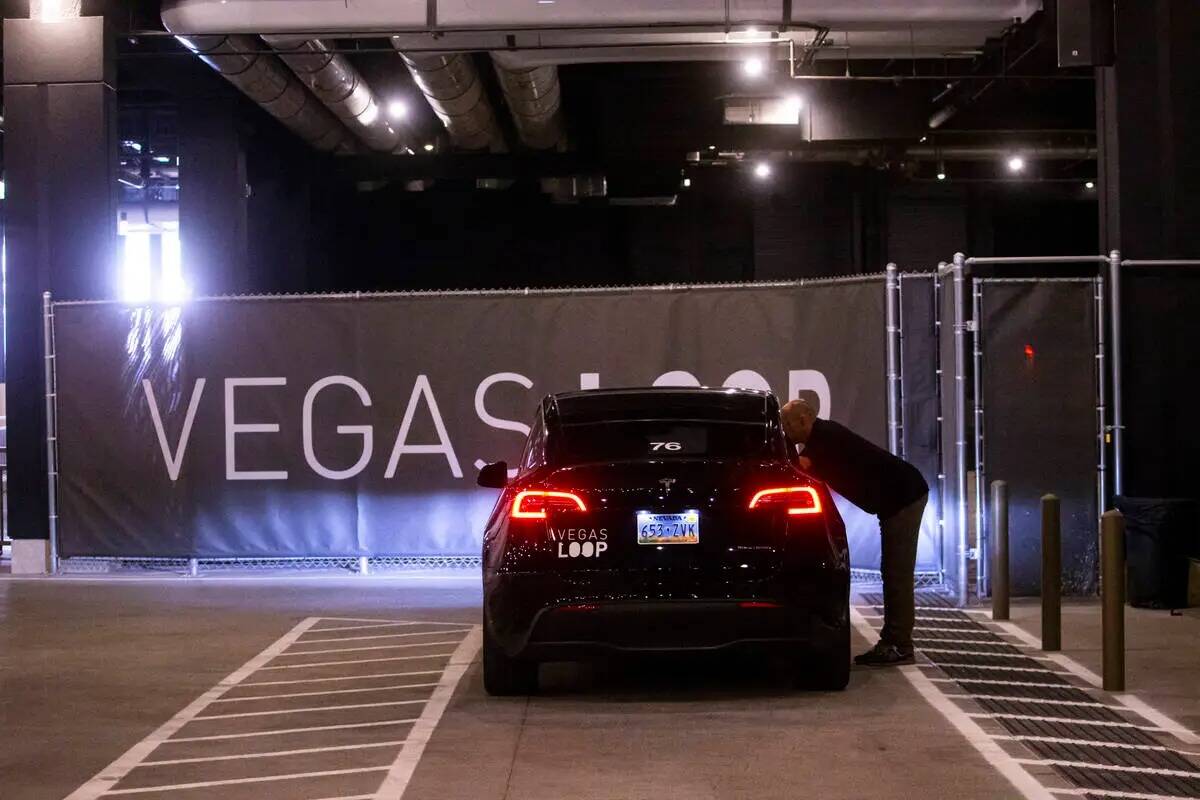 Un Tesla de Vegas Loop se prepara para salir de la estación de pasajeros del túnel Boring en ...
