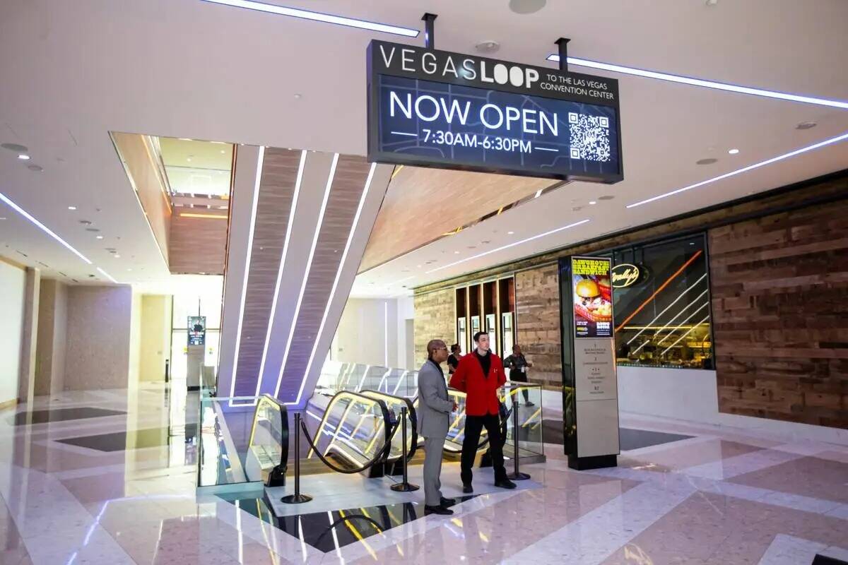 Señalización del Vegas Loop en la estación de pasajeros del túnel Boring en Resorts World L ...