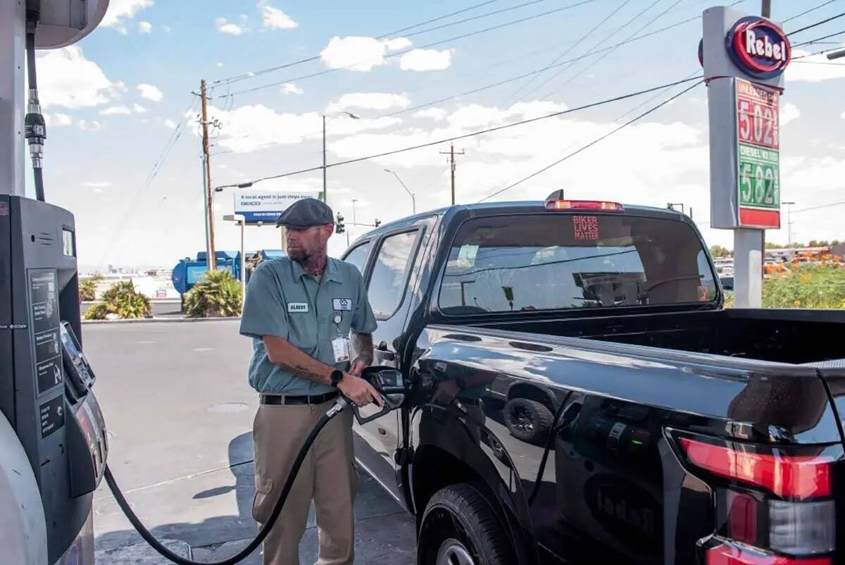 Albert Díaz echa gasolina en una estación Rebel en North Rancho Drive el martes 12 de julio d ...