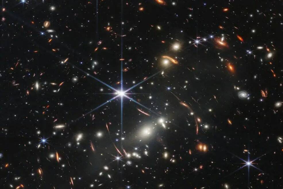 Esta imagen muestra el cúmulo de galaxias SMACS 0723, captado por el telescopio espacial James ...