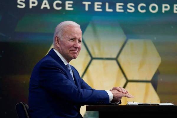 El presidente Joe Biden habla durante una sesión informativa de funcionarios de la NASA sobre ...