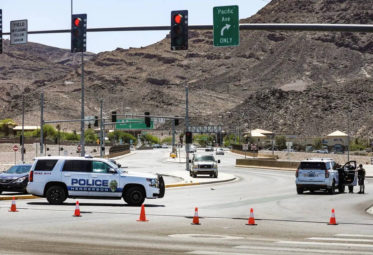 La policía en la entrada de la Autopista 95 en Horizon Drive, donde tuvo lugar un tiroteo en H ...