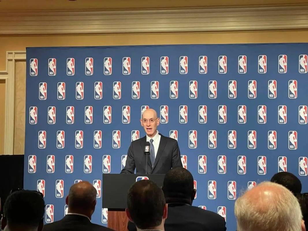 El comisionado de la NBA Adam Silver se dirige a los medios de comunicación durante su confere ...