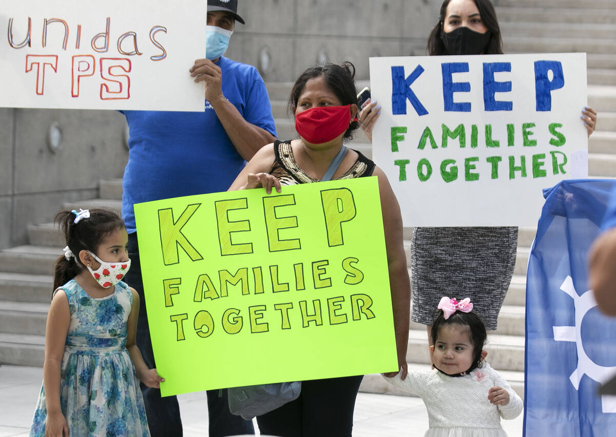 Janette Rivera y sus hijas Daniella, de cinco años, y Sofia, de dos, se unen a los titulares d ...