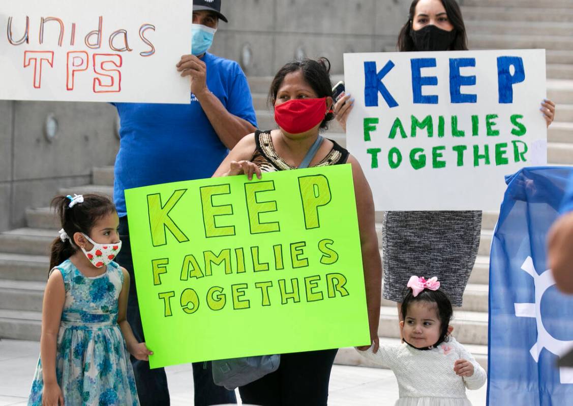 Janette Rivera y sus hijas Daniella, de cinco años, y Sofia, de dos, se unen a los titulares d ...