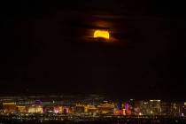 La "luna de ciervo" se eleva sobre el Strip el miércoles 13 de julio de 2022, en Las Vegas. (L ...