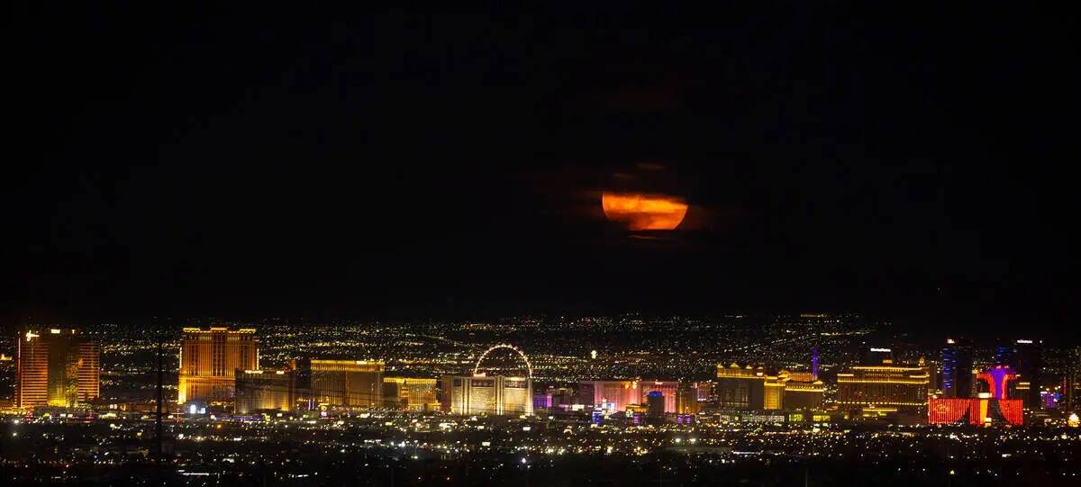 La "luna de ciervo" se eleva sobre el Strip el miércoles 13 de julio de 2022, en Las Vegas. (L ...