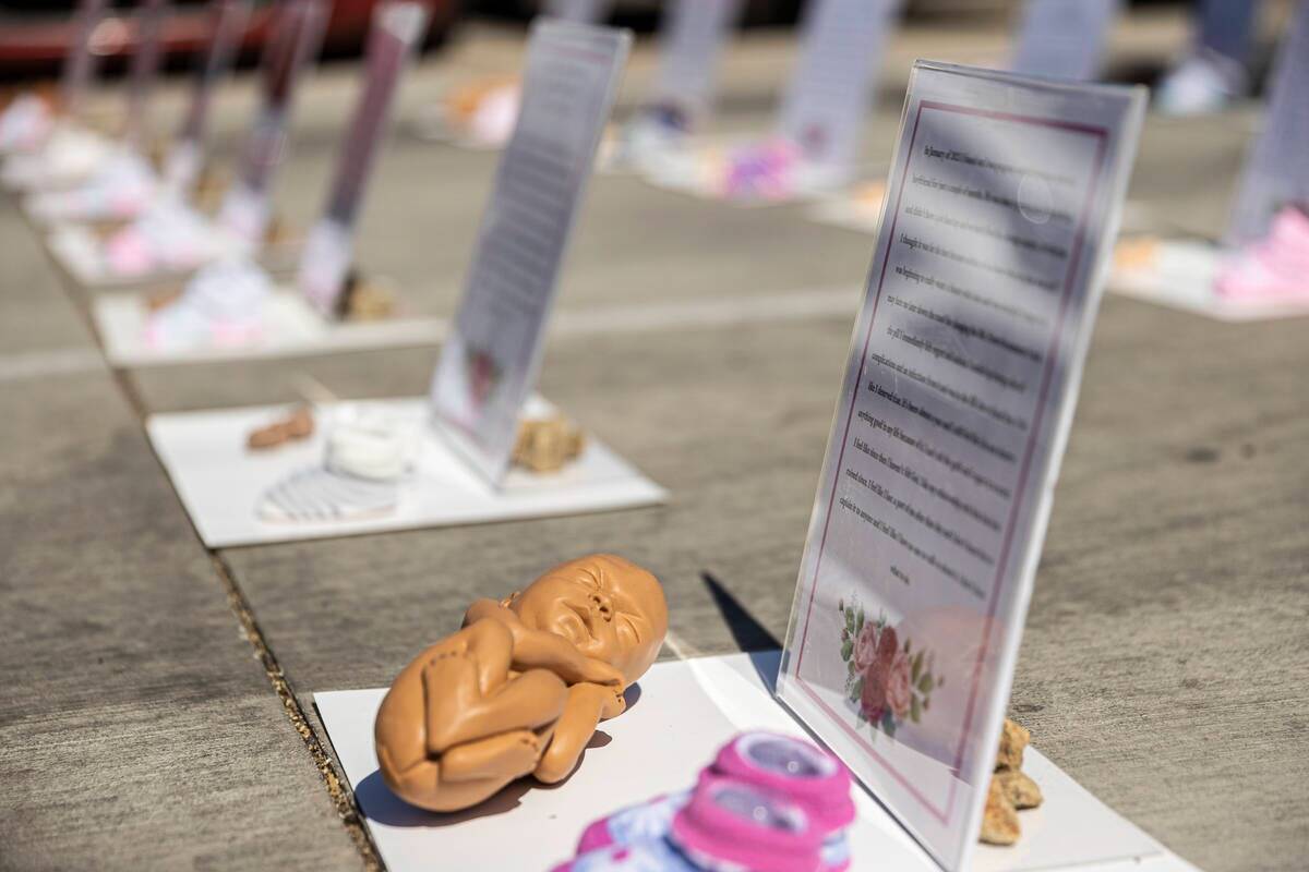 Un monumento a los no nacidos durante la manifestación contra el aborto "Honrando a nuestros b ...