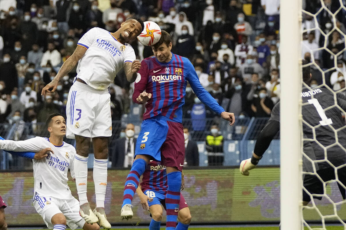 Eder Militao de Real Madrid, a la izquierda, y Gerard Piqué de Barcelona disputan el balón du ...