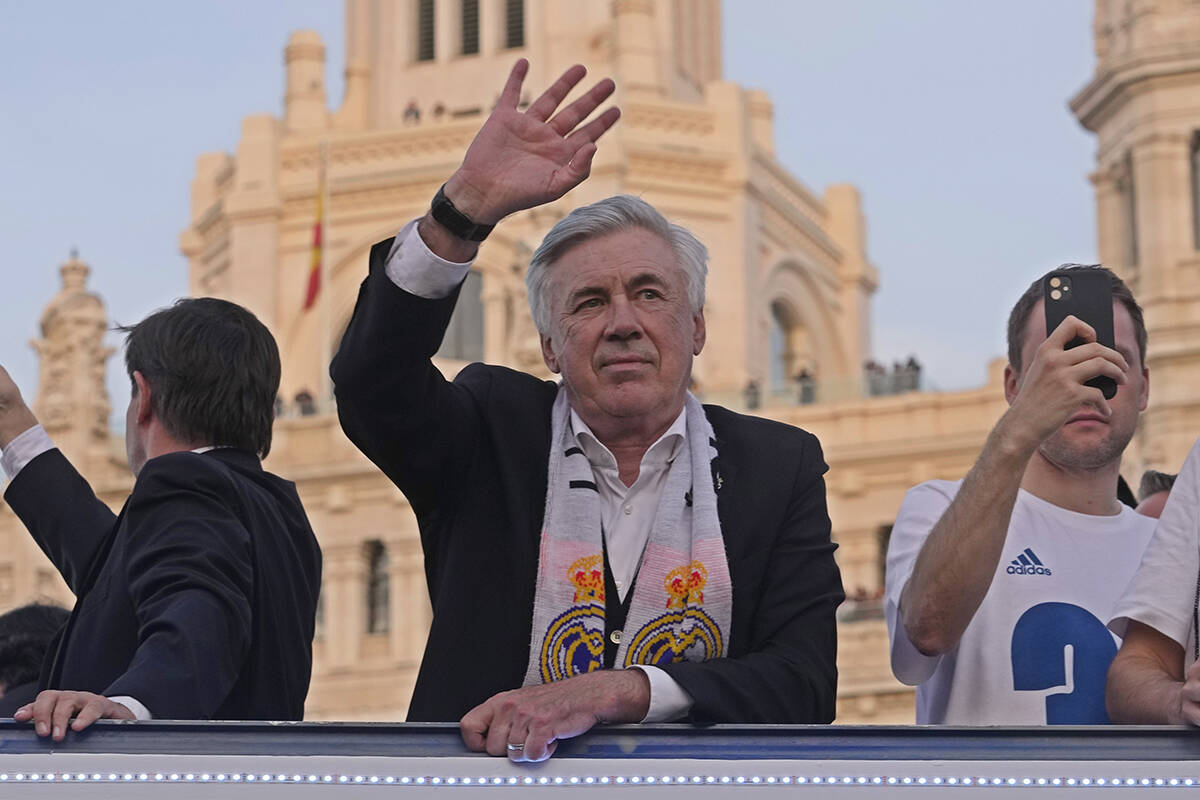El entrenador del Real Madrid, Carlo Ancelotti, saluda durante las celebraciones después de qu ...