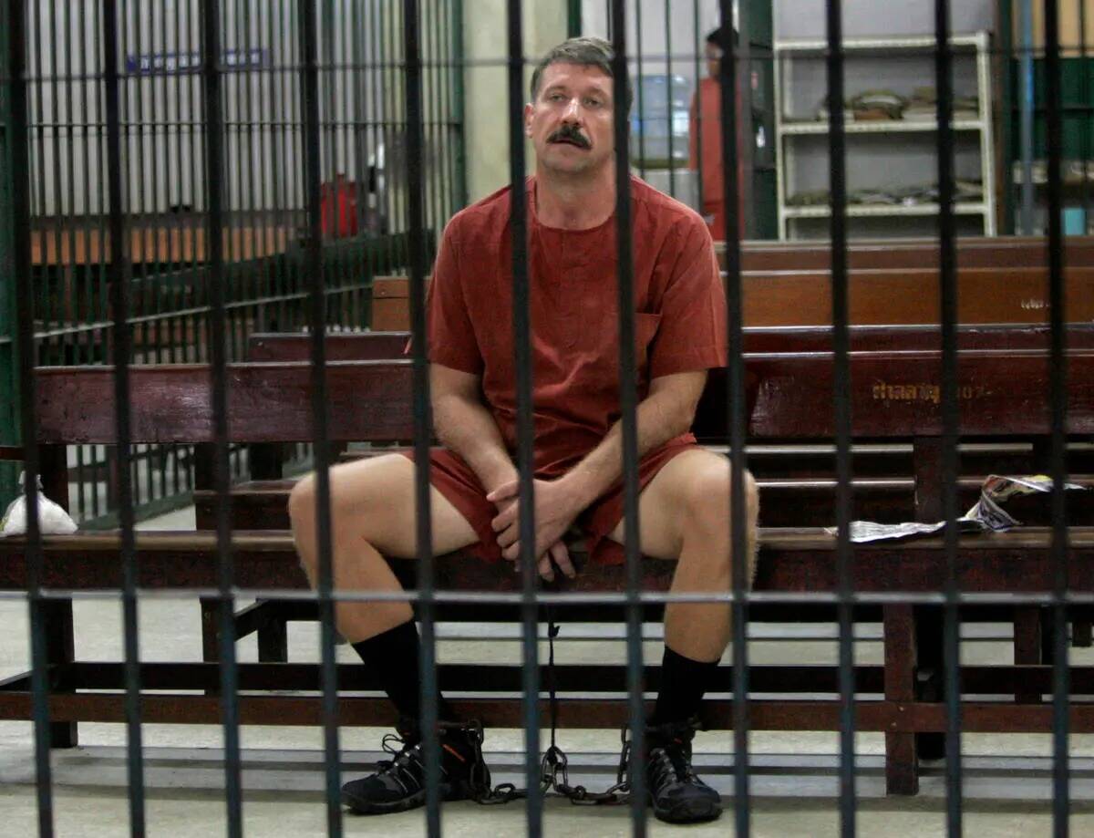 ARCHIVO - Viktor Bout se sienta mientras espera su veredicto en la sala de detención de un tri ...
