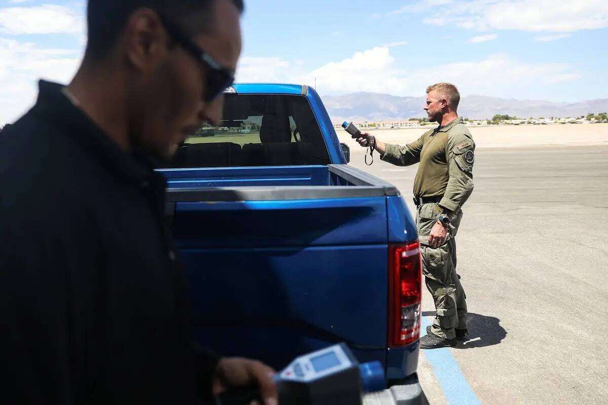 Luke Nelson, un agente de SWAT de North Las Vegas, a la derecha, trabaja junto a Robert Schuman ...