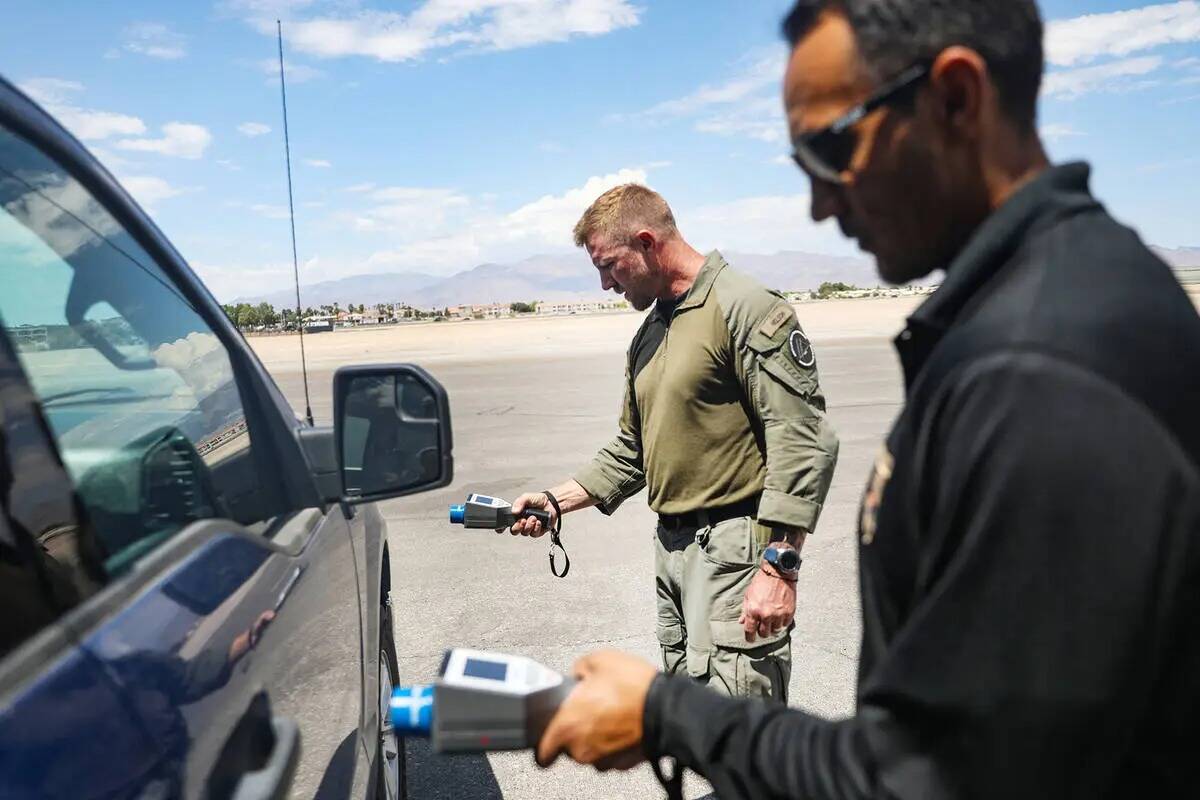 Luke Nelson, un agente de SWAT de North Las Vegas, a la izquierda, trabaja junto a Robert Schum ...