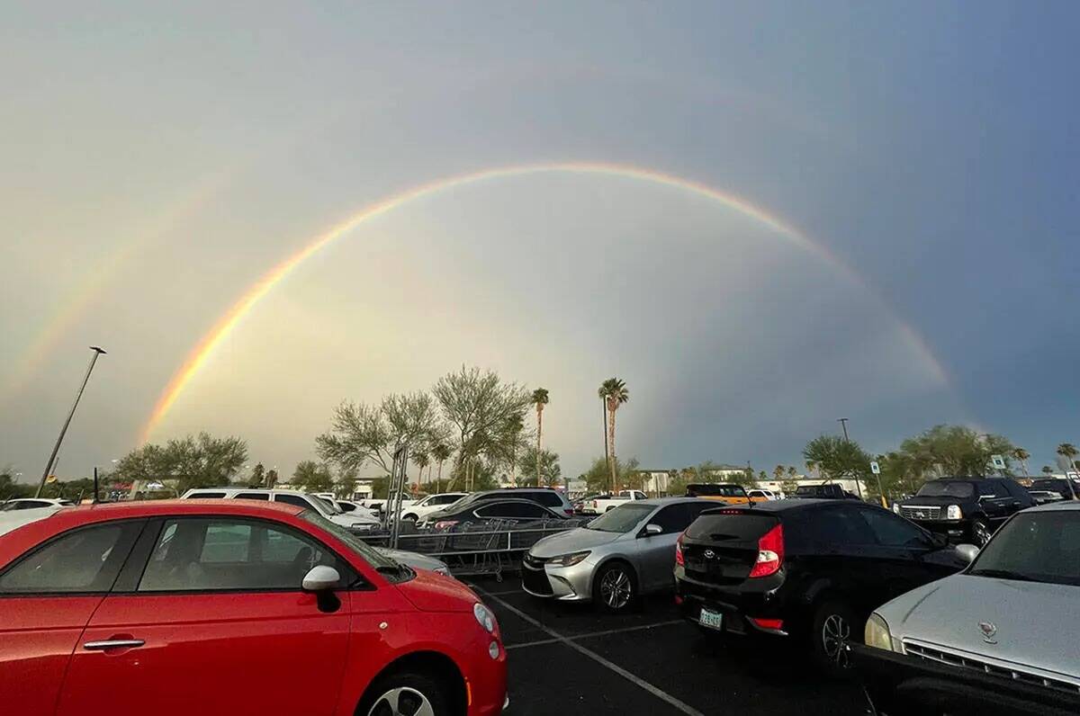 Un doble arco iris emerge de una tormenta eléctrica en la zona de Centennial, en Las Vegas, el ...