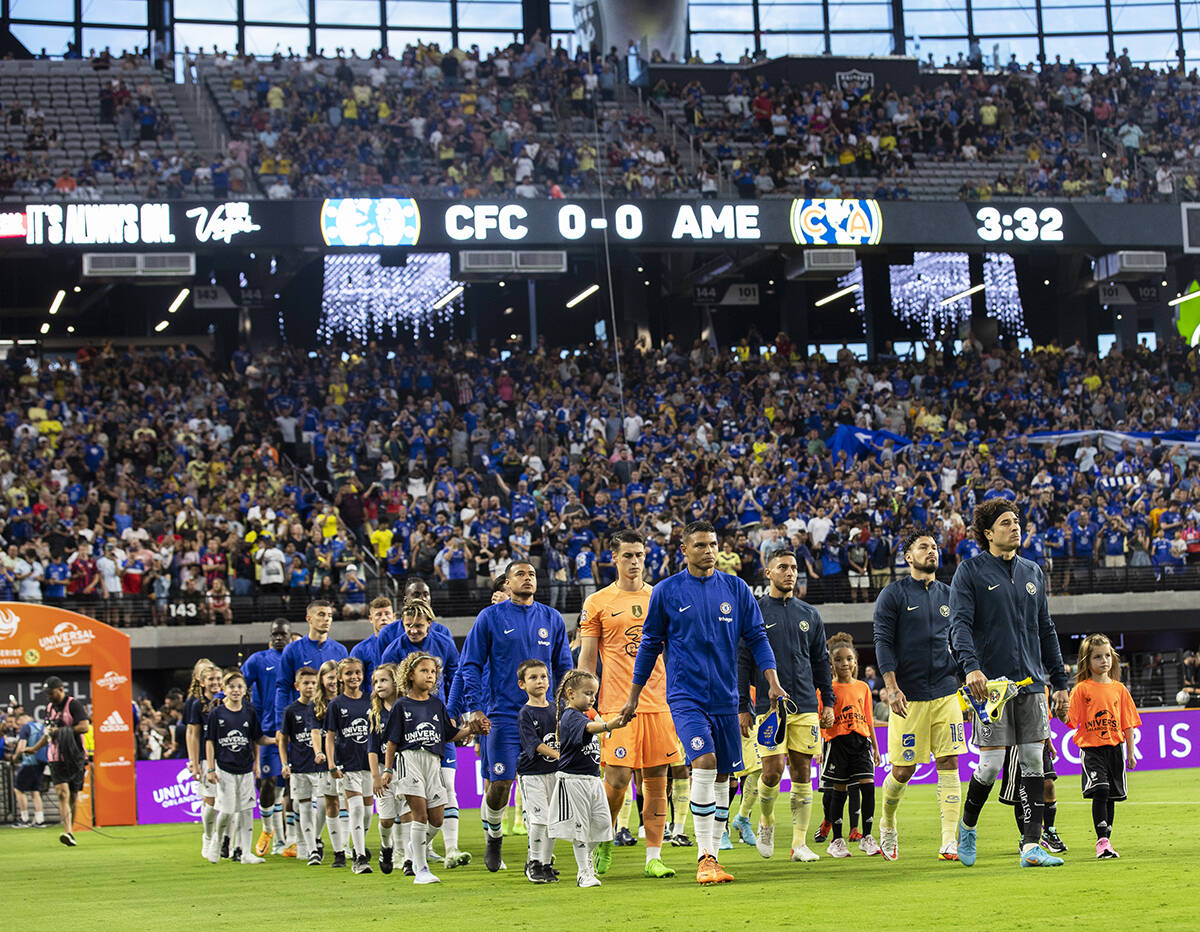 Los jugadores de Chelsea FC y Club América saltan al campo antes del inicio de un partido de f ...