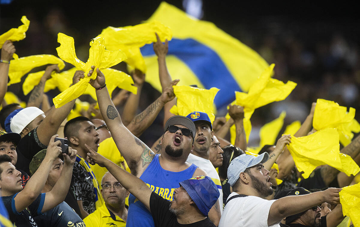 Los aficionados del Club América animan durante un partido de fútbol contra Chelsea FC en el ...