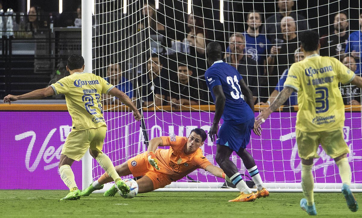 Kepa Arrizabalaga (1), de Chelsea, hace una atajada contra Henry Martin (21), de Club América, ...