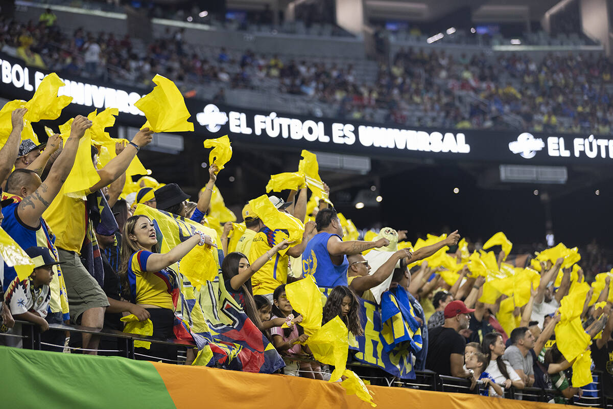 Los aficionados de Club América animan durante un partido de fútbol contra Chelsea en el Alle ...