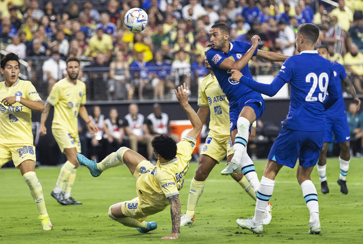 Hakim Ziyech (22) del Chelsea compite por un balón con los jugadores del Club América en un t ...