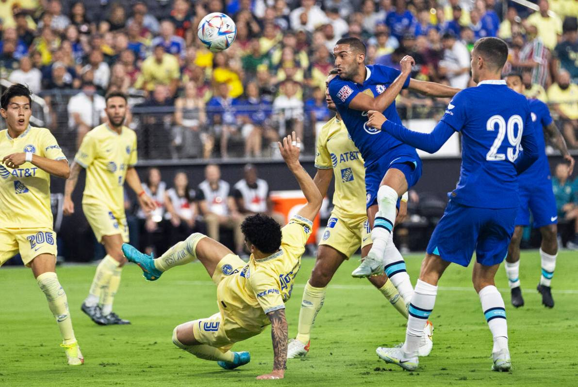 Hakim Ziyech (22) del Chelsea compite por un balón con los jugadores del Club América en un t ...