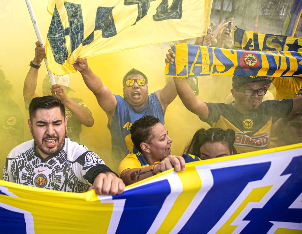 Los fanáticos del Club América animan afuera del Allegiant Stadium antes del inicio de un par ...