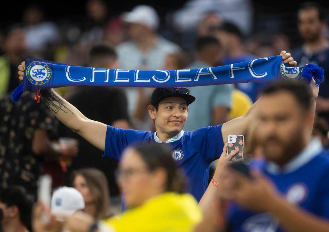 Los fanáticos del Chelsea animan durante un partido de fútbol en el Allegiant Stadium contra ...