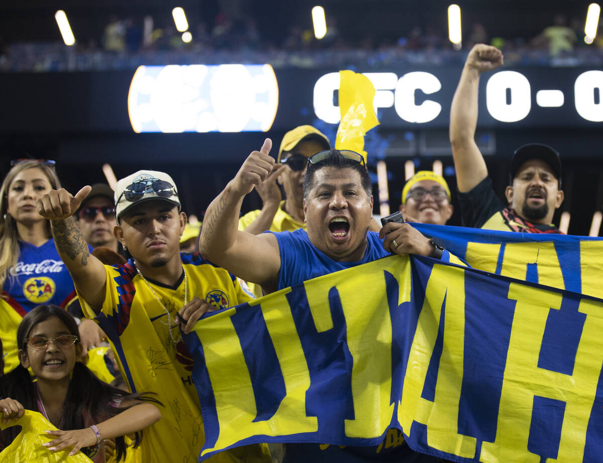 Los fanáticos del Club América animan durante un partido de fútbol contra Chelsea en el Alle ...