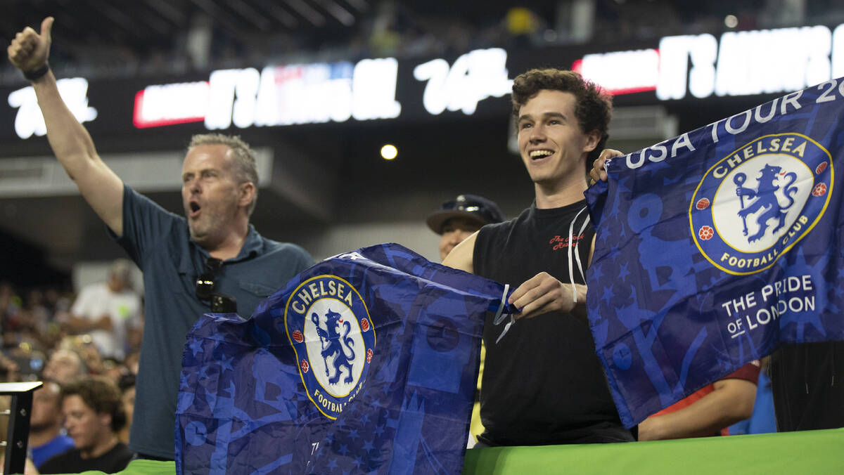 Los fanáticos del Chelsea animan durante un partido de fútbol en el Allegiant Stadium contra ...