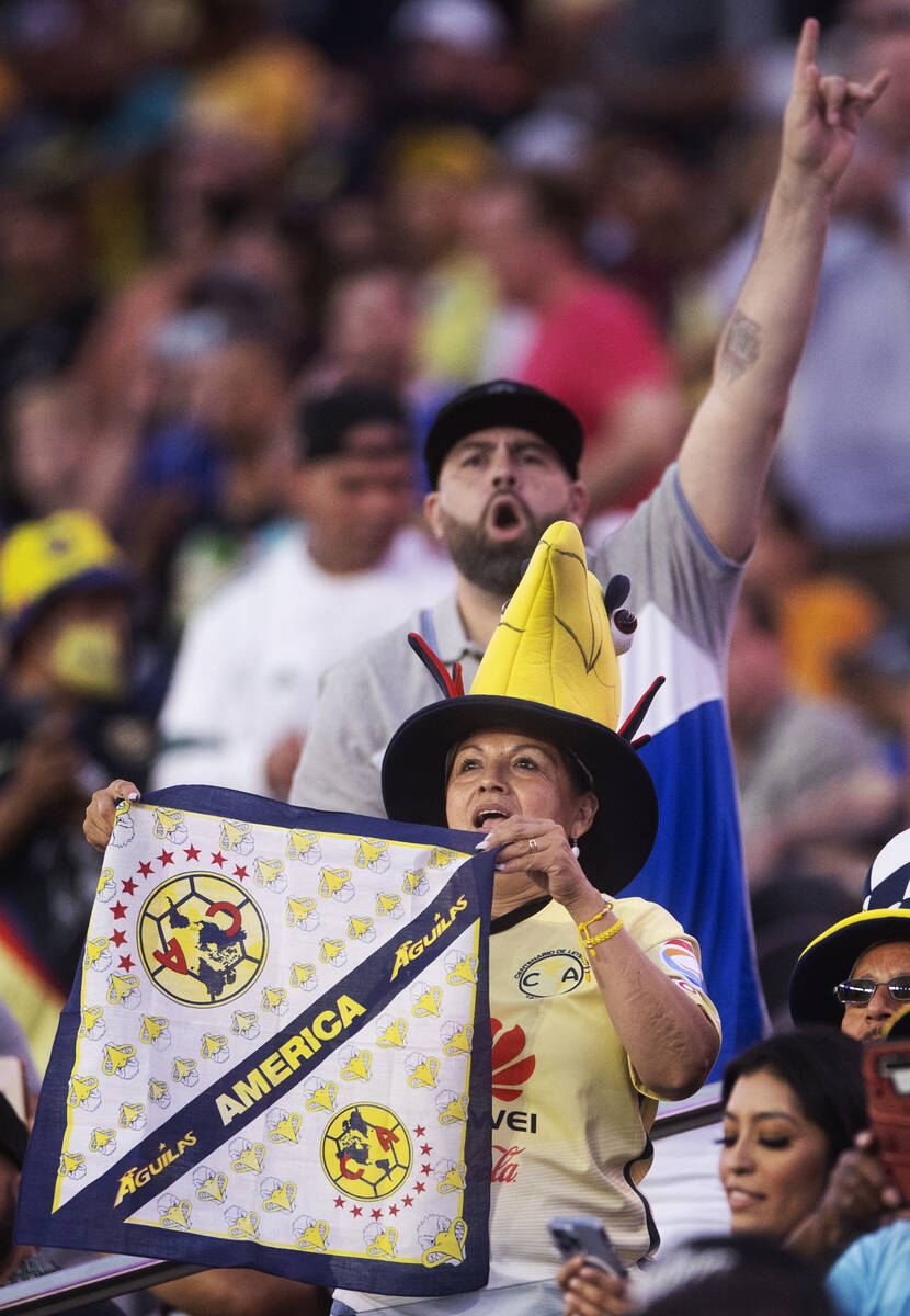 Los fanáticos del Club América animan durante un partido de fútbol contra Chelsea en el Alle ...