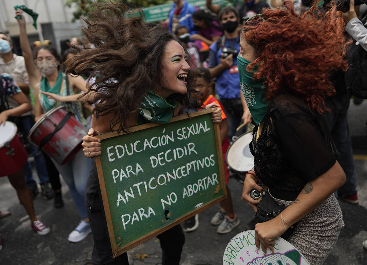 Archivo.- Una mujer sostiene un cartel que dice "Educación sexual para decidir, anticonceptivo ...
