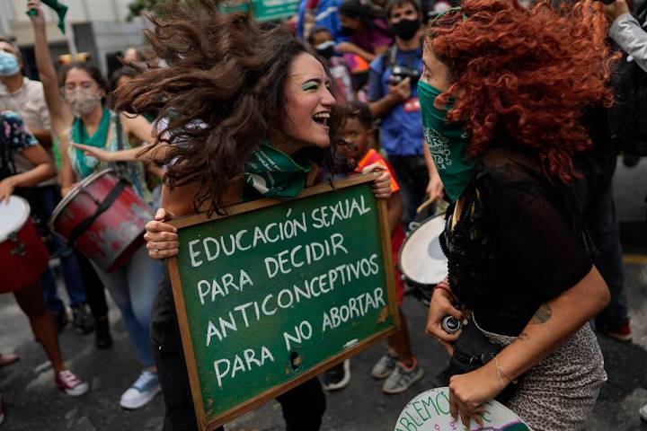 Archivo.- Una mujer sostiene un cartel que dice "Educación sexual para decidir, anticonceptivo ...