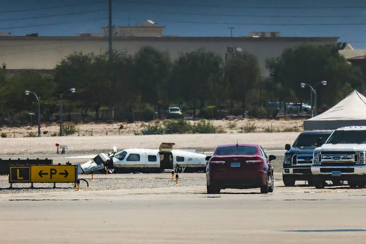 La escena de un accidente de avión en el aeropuerto de North Las Vegas en North Las Vegas, el ...