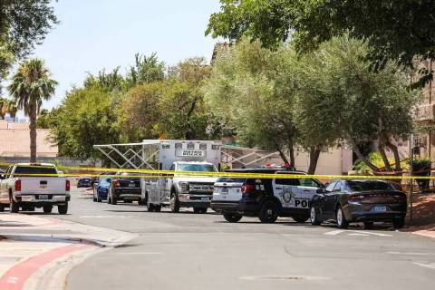 La policía en la escena de un homicidio en la cuadra 2500 de Perryville Avenue en Las Vegas, e ...
