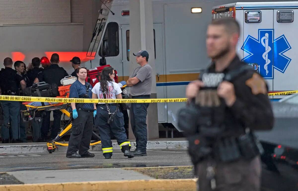 El personal de emergencia se reúne después de un tiroteo mortal el domingo 17 de julio de 202 ...