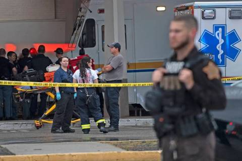 El personal de emergencia se reúne después de un tiroteo mortal el domingo 17 de julio de 202 ...