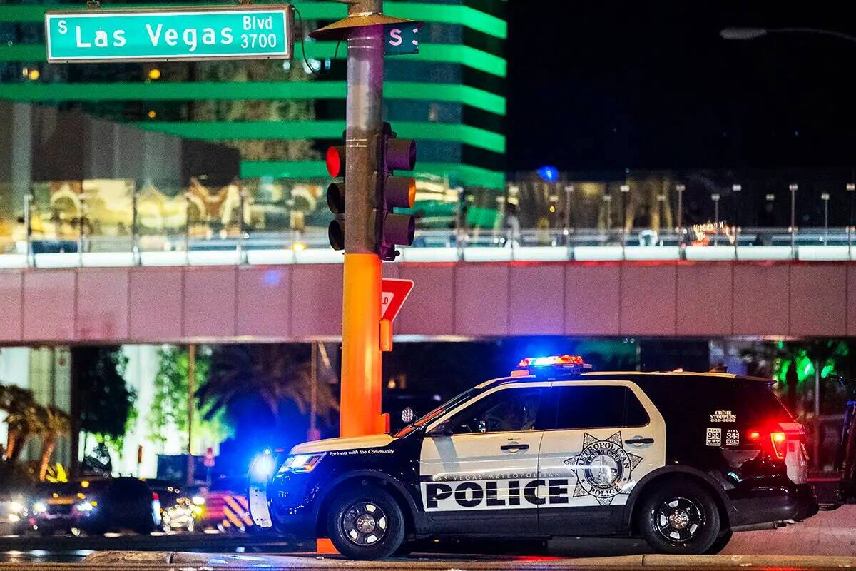 La Policía Metropolitana patrulla el Strip el sábado 16 de julio de 2022, en Las Vegas. (Benj ...