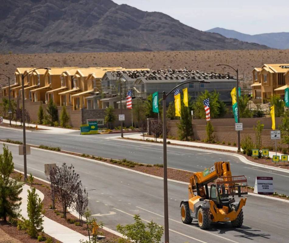 La construcción de casas en el noroeste del valle de Las Vegas continúa el lunes 23 de mayo d ...